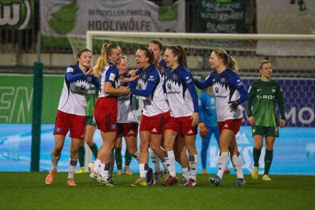 Wolfsburg, Germany 21 December 2025 1 BL Women 2025 2026 VfL Wolfsburg vs Hamburger SV In the picture from left the second goal scorer Svea Stoldt HSV scores the goal to 1 0 for Hamburg and cheers with her teammates DFB regulations prohibit any use of photographs as image sequences and or quasi video AOK Stadion Niedersachsen Copyright: xFotostandx xFantinix