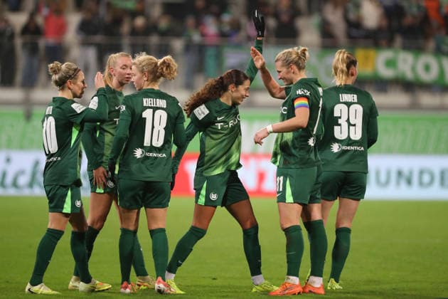 VfL HSV, BL Frauen Wolfsburg, 21 12 2025, FUßBALL VfL Wolfsburg vs Hamburger SV, Google Pixel Frauen Bundesliga, Saison 2025 26 Kessya Bussy VfL Wolfsburg cheers with the team after her goal for 3 1 Wolfsburg
