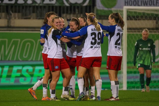 Wolfsburg, Germany 21 December 2025 1 BL Women 2025 2026 VfL Wolfsburg vs Hamburger SV In the picture from left the second goal scorer Svea Stoldt HSV scores the goal to 1 0 for Hamburg and cheers with her teammates DFB regulations prohibit any use of photographs as image sequences and or quasi video AOK Stadion Niedersachsen Copyright: xFotostandx xFantinix