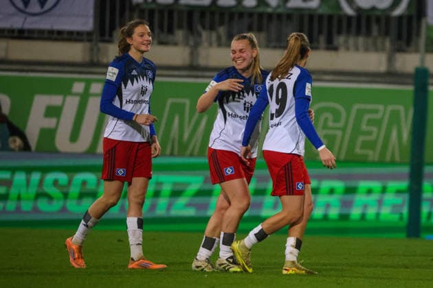 Wolfsburg, Germany 21 December 2025 1 BL Women 2025 2026 VfL Wolfsburg vs Hamburger SV In the picture from left the second goal scorer Svea Stoldt HSV scores the goal to 1 0 for Hamburg and cheers with from left goal scorer Svea Stoldt HSV scores the goal to 1 0 for Hamburg and cheers with Lotta Wrede HSV and Victoria Schulz HSV DFB regulations prohibit any use of photographs as image sequences and or quasi video AOK Stadion Niedersachsen Copyright: xFotostandx xFantinix