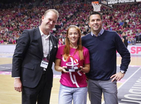 Arena Sold Out Award goes to fan and managing director Simon Pallmann Telekom Baskets Bonn vs FC Bayern Munich Basketball Record game in front of over 19,000 spectators in the Lanxess Arena Kölnarena, Koelnarena 31 Speiltag Saison 2025 26