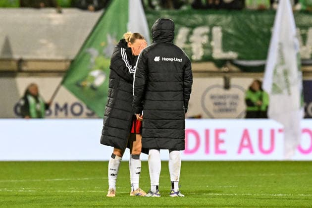 Soccer I Women I Season 2025 2026 I Bundesliga I Matchday 14 I VfL Wolfsburg Hamburger SV I 21 12 2025 Disappointment at defeat for Sophie Hillebrand 22, Hamburger SV , who holds her hands in front of her face Wolfsburg AOK Stadium Lower Saxony Germany Copyright: xLobeca InesxHähnelx