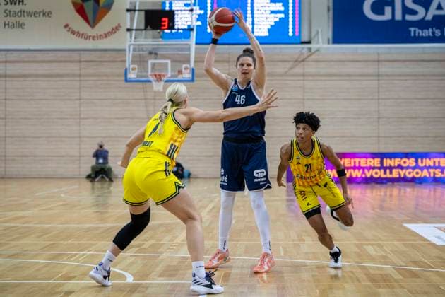 Toyota DBBL 2025 2026 Syntainics MBC vs Alba Berlin Halle Saale, Germany December 21, 2025 In the picture from left Marie Bertholdt Berlin , Romy Bär Baer Halle and Deeshyra Thomas Berlin Halle Saale swh Arena Sachsen Anhalt Germany