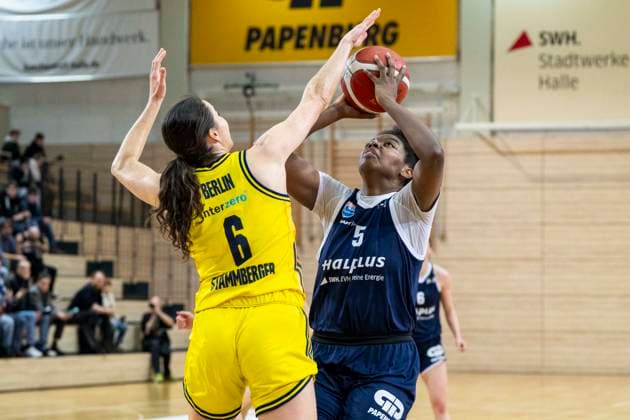 Toyota DBBL 2025 2026 Syntainics MBC vs Alba Berlin Halle Saale, Germany December 21, 2025 In the picture from left in the duel Tessa Stammberger Berlin and Khalis Cain Halle Halle Saale swh Arena Sachsen Anhalt Germany