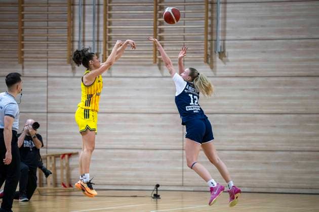 Toyota DBBL 2025 2026 Syntainics MBC vs Alba Berlin Halle Saale, Germany December 21, 2025 In the picture from left Theresa Simon Berlin and Anna Alborova Halle Halle Saale swh Arena Sachsen Anhalt Germany