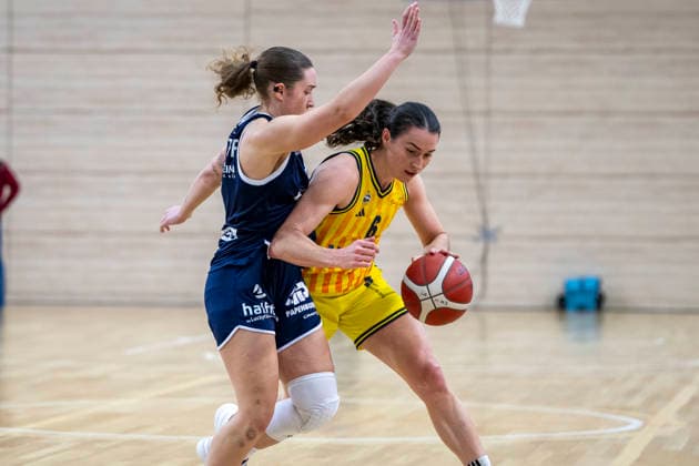 Toyota DBBL 2025 2026 Syntainics MBC vs Alba Berlin Halle Saale, Germany December 21, 2025 In the picture from left in duel Anna Suckstorff Halle and Tessa Stammberger Berlin Halle Saale swh Arena Sachsen Anhalt Germany