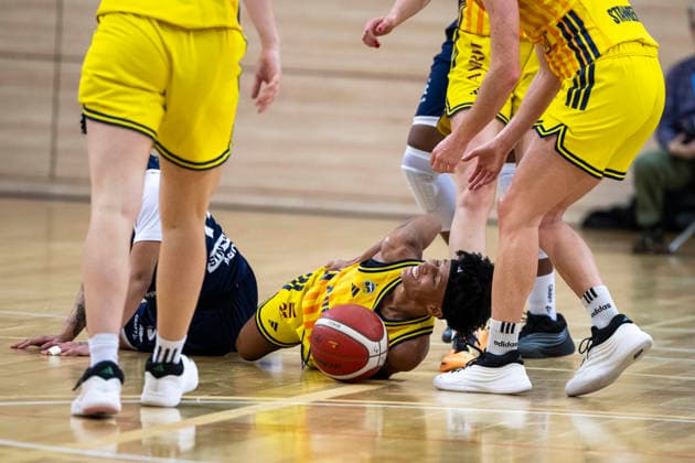 Toyota DBBL 2025 2026 Syntainics MBC vs Alba Berlin Halle Saale, Germany December 21, 2025 In the picture Deeshyra Thomas Berlin Injured, injury, pain, Halle Saale swh Arena Sachsen Anhalt Germany