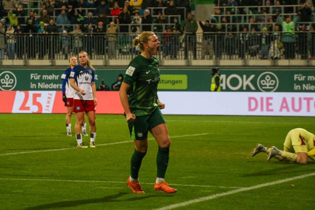 21 12 2025, xgrfx, Soccer Google Pixel Women Bundesliga, VfL Wolfsburg Hamburger SV v l Tor, Alexandra Popp VfL Wolfsburg DFL DFB REGULATIONS PROHIBIT ANY USE OF PHOTOGRAPHS as IMAGE SEQUENCES and or QUASI VIDEO Wolfsburg