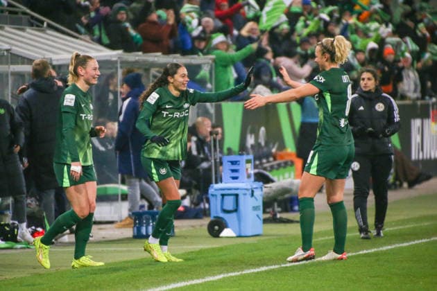 21 12 2025, xgrfx, Soccer Google Pixel Women Bundesliga, VfL Wolfsburg Hamburger SV v l Tor, Kessya Bussy VfL Wolfsburg DFL DFB REGULATIONS PROHIBIT ANY USE OF PHOTOGRAPHS as IMAGE SEQUENCES and or QUASI VIDEO Wolfsburg