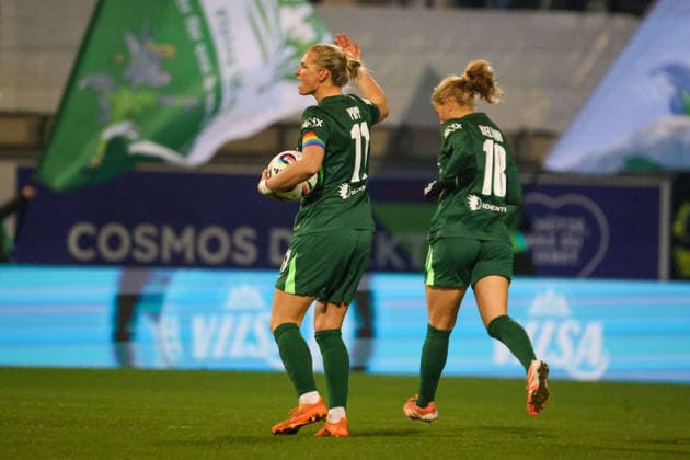 Wolfsburg, Germany 21 December 2025 1 BL Women 2025 2026 VfL Wolfsburg vs Hamburger SV In the picture from left scorer Alexandra Popp VfL makes the goal to 1 1 for Wolfsburg and cheers with Justine Kielland VFL DFB regulations prohibit any use of photographs as image sequences and or quasi video AOK Stadion Niedersachsen Copyright: xFotostandx xFantinix