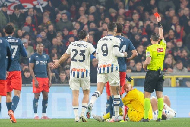 the referee gives a red card to Genoa™s goalkeeper Nicola Leali during the Serie A soccer match between Genoa and Atalanta at the Luigi Ferraris Stadium in Genoa, Italy - Sunday, December 21, 2025. - Soccer .  Copyright: xTanoxPecoraro LaPressex