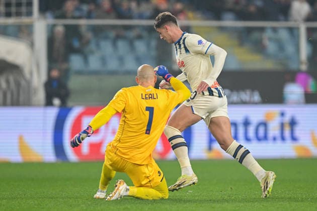 Genoa™s goalkeeper Nicola Leali fights for the ball with Atalanta s Daniel Maldini during the Serie A soccer match between Genoa and Atalanta at the Luigi Ferraris Stadium in Genoa, Italy - Sunday, December 21, 2025. - Soccer .  Copyright: xTanoxPecoraro LaPressex