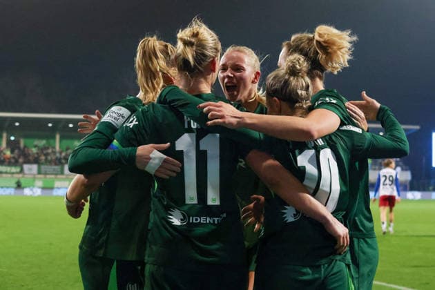 Wolfsburg, Germany 21 December 2025 1 BL Women 2025 2026 VfL Wolfsburg vs Hamburger SV In the picture from left the second goal scorer Alexandra Popp VfL makes the goal to 2 1 for Wolfsburg and cheers with Sarai Linder VfL , Ella Peddemors VfL , Svenja Huth VfL and Lena Lattwein VfL DFB regulations prohibit any use of photographs as image sequences and or quasi video AOK Stadion Niedersachsen Copyright: xFotostandx xFantinix