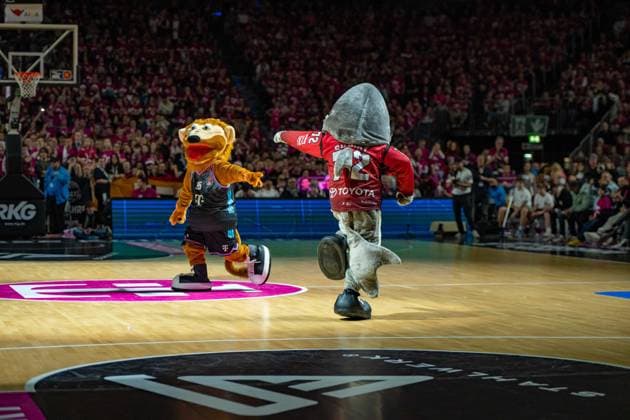 Bonnie and Sharky, Telekom Baskets Bonn vs FC Bayern Basketball, Basketball, BBL, 31 Matchday, 21 12 2025 Cologne North Rhine-Westphalia Germany Copyright: xkolbert-press MartinxWdziecznyx