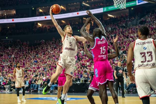 Niels Giffey, Forward, FC Bayern Basketball 5 , Kur Jongkuch, Center, Telekom Baskets Bonn 15 , , Telekom Baskets Bonn vs FC Bayern Basketball, Basketball, BBL, 31 Matchday, 21 12 2025 Cologne North Rhine-Westphalia Germany Copyright: xkolbert-press MartinxWdziecznyx