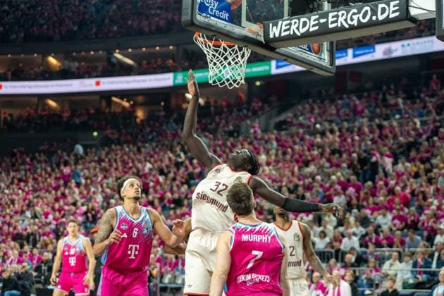 Michael Kessens, Center, Telekom Baskets Bonn 6 , Wenyen Gabriel, Center, FC Bayern Basketball 32 , Grayson Murphy, Point Guard, Telekom Baskets Bonn 7 , , Telekom Baskets Bonn vs FC Bayern Basketball, Basketball, BBL, 31 Matchday, 21 12 2025 Cologne North Rhine-Westphalia Germany Copyright: xkolbert-press MartinxWdziecznyx