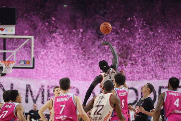 Wenyen Gabriel Bayern with confetti rain in the background, Telekom Baskets Bonn vs Bayern Munich, easyCredit BBL, Matchday 31, Bonn, 21 12 2025