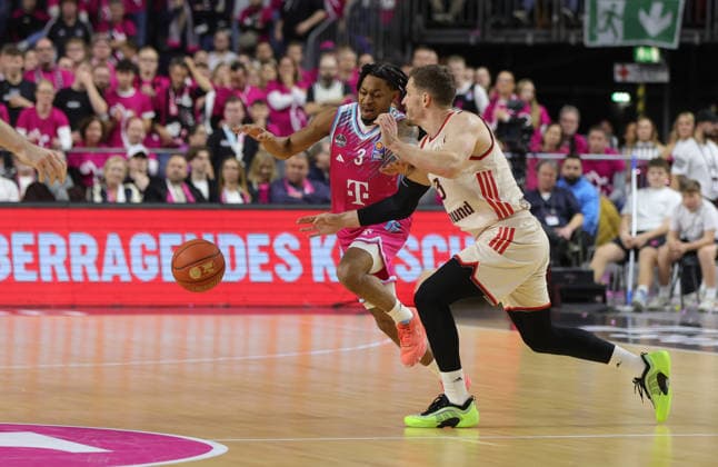 Zach Cooks Bonn, L against Andreas Obst Bayern , Telekom Baskets Bonn vs Bayern Munich, easyCredit BBL, Matchday 31, Bonn, 21 12 2025