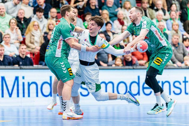 f l Ian Weber GWD Minden, 13 , Nils Lichtlein Fuechse Berlin, 17 , Keno Danzenbaecher GWD Minden, 72 GER, GWD Minden vs Fuechse Berlin, Handball, 1 Bundesliga, Matchday 18, Season 2025 2026, 21 12 2025 GER, GWD Minden vs Fuechse Berlin, Handball, 1 Bundesliga, Matchday 18, Season 2025 2026, 21 12 2025 Luebbecke Copyright: xEibner-Pressefoto JanxRollingerx EP_JSK