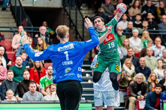 v l Lasse Ludwig Fuechse Berlin, 01 , Jakub Sterba GWD Minden, 19 in goal throw GER, GWD Minden vs Fuechse Berlin, Handball, 1 Bundesliga, Matchday 18, Season 2025 2026, 21 12 2025 GER, GWD Minden vs Fuechse Berlin, Handball, 1 Bundesliga, Matchday 18, Season 2025 2026, 21 12 2025 Luebbecke Copyright: xEibner-Pressefoto JanxRollingerx EP_JSK