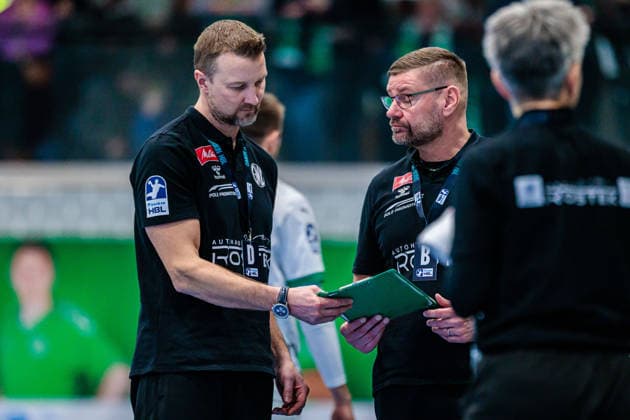 f l Evars Klesniks GWD Minden, Co Coach , Aaron Ziercke GWD Minden, Coach GER, GWD Minden vs Fuechse Berlin, Handball, 1 Bundesliga, Matchday 18, Season 2025 2026, 21 12 2025 GER, GWD Minden vs Fuechse Berlin, Handball, 1 Bundesliga, Matchday 18, Season 2025 2026, 21 12 2025 Luebbecke Copyright: xEibner-Pressefoto JanxRollingerx EP_JSK