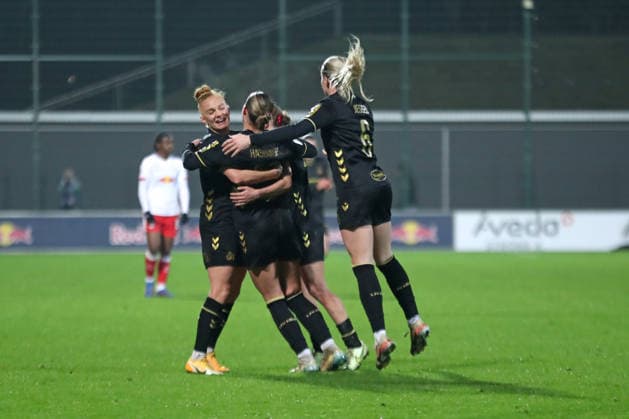 Google Pixel Womens Bundesliga, RB Leipzig 1 FC Köln 21 12 2025 Jubilation at Laura Vogt 8, 1 FC Köln and colleagues Football, Google Pixel Womens Bundesliga, Season 2025 2026, 14 Matchday RB Leipzig vs 1 FC Köln on 21 12 2025, Training Center Cottaweg, Leipzig DFB REGULATIONS PROHIBIT ANY USE OF PHOTOGRAPHS AS IMAGE SEQUENCES AND OR QUASI VIDEO Copyright: xBEAUTIFULxSPORTS JanxKaeferx
