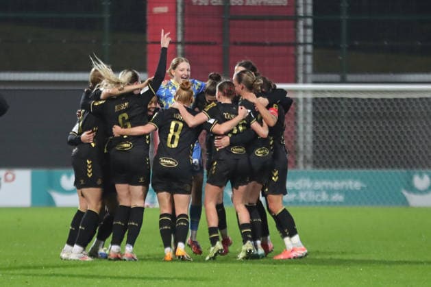 Google Pixel Womens Bundesliga, RB Leipzig 1 FC Köln 21 12 2025 Victory Celebration at the 1 FC Köln Team, with Goalkeeper Irina Fuchs 34, 1 FC Köln Soccer, Google Pixel Womens Bundesliga, Season 2025 2026, 14 Matchday RB Leipzig vs 1 FC Köln on 21 12 2025, Training Center Cottaweg, Leipzig DFB REGULATIONS PROHIBIT ANY USE OF PHOTOGRAPHS AS IMAGE SEQUENCES AND OR QUASI VIDEO Copyright: xBEAUTIFULxSPORTS JanxKaeferx