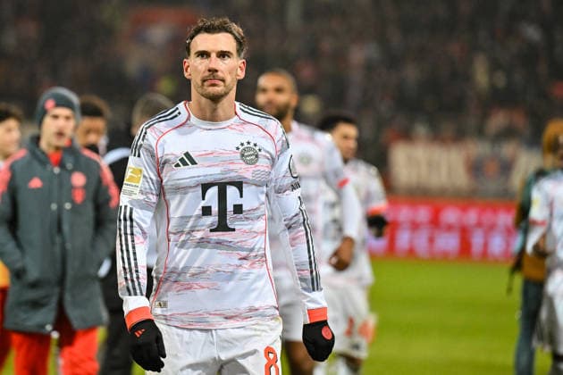 Bundesliga; 1. FC Heidenheim - FC Bayern München; 21.12.2025 HEIDENHEIM, GERMANY - 21. DECEMBER: die Spieler des FC Bayern feiern zusammen mit den Fans den Auswärtssieg in Heidenheim nach dem Bundesligamatch zwischen dem 1. FC Heidenheim und dem FC Bayern München am 15. Spieltag in der Voith-Arena DFL REGULATIONS PROHIBIT ANY USE OF PHOTOGRAPHS AS IMAGE SEQUENCES AND OR QUASI-VIDEO Leon GORETZKA (FC Bayern Munich 8) *** Bundesliga 1 FC Heidenheim FC Bayern Munich 21 12 2025 HEIDENHEIM, GERMANY 21 DECEMBER FC Bayern players celebrate the away win in Heidenheim together with the fans after the Bundesliga match between 1 FC Heidenheim and FC Bayern Munich on matchday 15 at the Voith Arena DFL REGULATIONS PROHIBIT ANY USE OF PHOTOGRAPHS AS IMAGE SEQUENCES AND OR QUASI VIDEO Leon GORETZKA FC Bayern Munich 8 Copyright: xBEAUTIFULxSPORTS Goldbergx