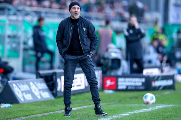 21.12.2025, Fußball, Preußen Münster - SV 07 Elversberg, 2. Fußball Bundesliga, Preußenstadion, 17.Spieltag, Saison 2025 2026: Cheftrainer Alexander Ende (Preussen Muenster hc) gestikulierend am Spielfeldrand DFB regulations prohibit any use of photographs as image sequences and or quasi-video. Nordrhein-Westfalen Deutschland *** 21 12 2025, Football, Preußen Münster SV 07 Elversberg, 2 Fußball Bundesliga, Preußenstadion, 17 Spieltag, Saison 2025 2026 Head coach Alexander Ende Preussen Muenster hc gesticulating on the sidelines DFB regulations prohibit any use of photographs as image sequences and or quasi video Nordrhein Westfalen Germany