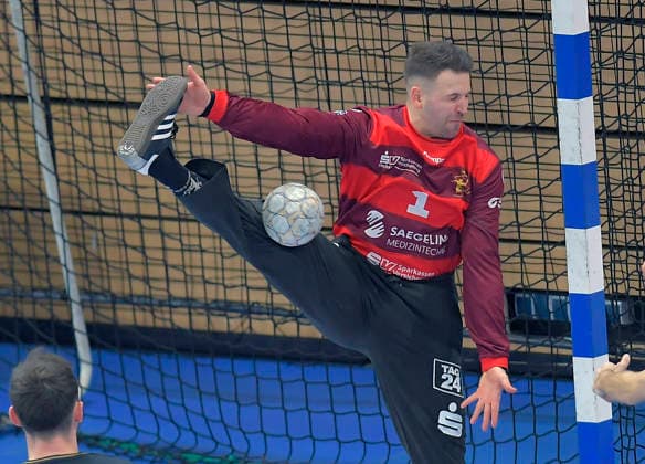 21 12 2025, Dresden goalkeeper Marino Mallwitz keeps, Handball, 2 Bundesliga, HC Elbflorenz Dresden TV Großwallstadt, c Dresden