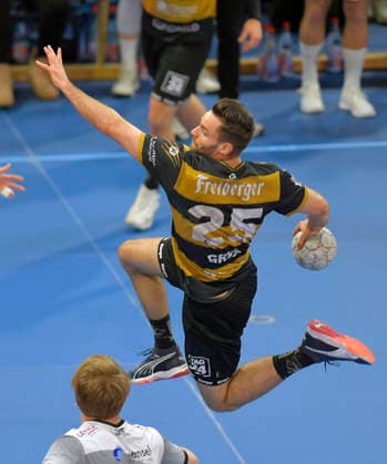21 12 2025, Dresdens Sebastian Greß throws, Handball, 2 Bundesliga, HC Elbflorenz Dresden TV Großwallstadt, c Dresden