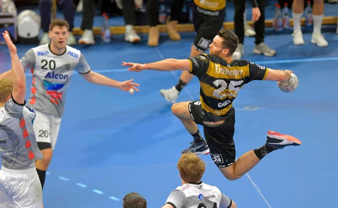 21 12 2025, Dresdens Sebastian Greß throws, Handball, 2 Bundesliga, HC Elbflorenz Dresden TV Großwallstadt, c Dresden