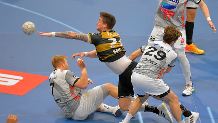 21 12 2025, Dresdens Oliver Seidler successful in the circle, Handball, 2 Bundesliga, HC Elbflorenz Dresden TV Großwallstadt, c Dresden