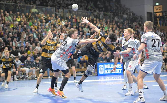 21 12 2025, Dresdens Doruk Pehlivan plays the ball, Handball, 2 Bundesliga, HC Elbflorenz Dresden TV Großwallstadt, c Dresden
