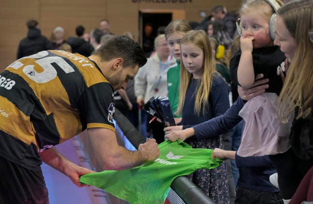 21 12 2025, Dresdens Sebastian Greß signs autographs, Handball, 2 Bundesliga, HC Elbflorenz Dresden TV Großwallstadt, c Dresden