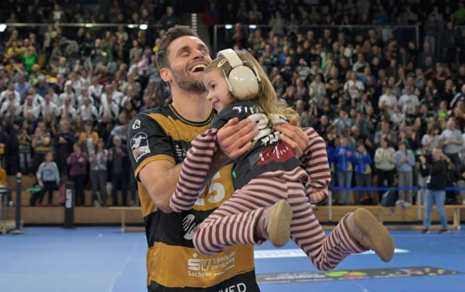 21 12 2025, Dresdens Sebastian Greß with daughter Amalia after the win, Handball, 2 Bundesliga, HC Elbflorenz Dresden TV Großwallstadt, c Dresden