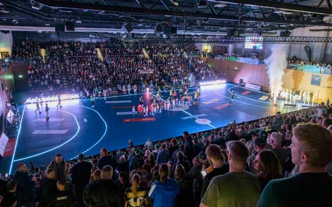 21 12 2025, Start of match, Run-in, Full hall, Spectators, Handball, 2 Bundesliga, HC Elbflorenz Dresden TV Großwallstadt, c Dresden