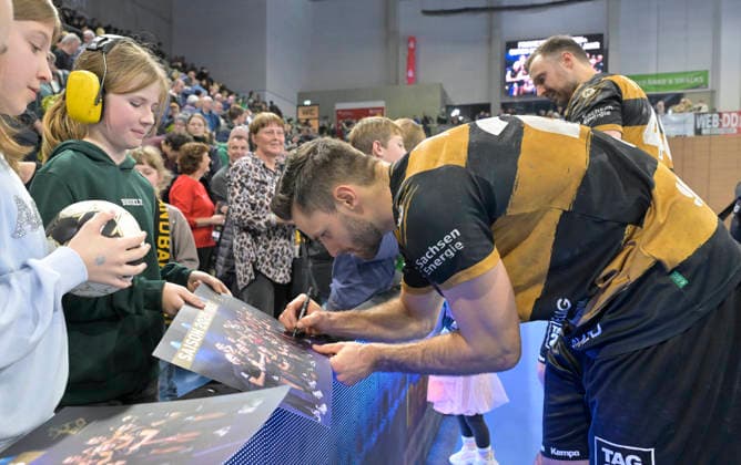 21 12 2025, Dresdens Sebastian Greß signs autographs, Handball, 2 Bundesliga, HC Elbflorenz Dresden TV Großwallstadt, c Dresden