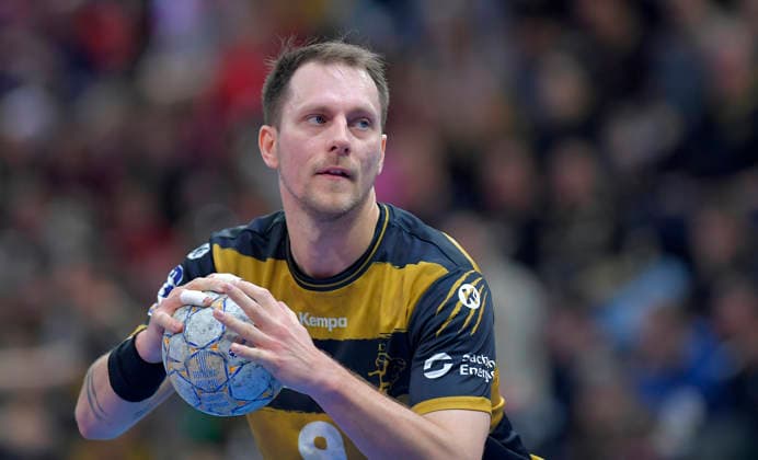21 12 2025, Dresdens Julius Dierberg in front of a penalty throw, Handball, 2 Bundesliga, HC Elbflorenz Dresden TV Großwallstadt, c Dresden