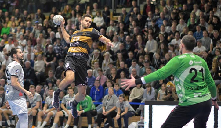 21 12 2025, Dresdens Sebastian Greß against Großwallstadts Stefan Hanemann, Handball, 2 Bundesliga, HC Elbflorenz Dresden TV Großwallstadt, c Dresden