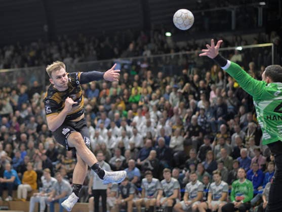 21 12 2025, Dresdens Anton Preuner against Großwallstadts Stefan Hanemann, Handball, 2 Bundesliga, HC Elbflorenz Dresden TV Großwallstadt, c Dresden