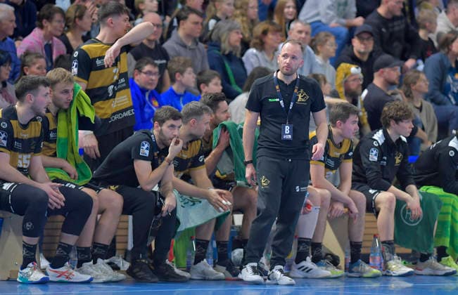 21 12 2025, Dresden coach André Haber with the substitute players, Handball, 2 Bundesliga, HC Elbflorenz Dresden TV Großwallstadt, c Dresden