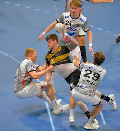 21 12 2025, Dresdens Oliver Seidler against Großwallstadts defense, Handball, 2 Bundesliga, HC Elbflorenz Dresden TV Großwallstadt, c Dresden