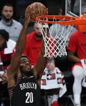 (251222) -- NEW YORK, Dec. 22, 2025 -- Day Ron Sharpe of Brooklyn Nets goes for the basket during the 2025-2026 NBA, Basketball Herren, USA regular season game between Brooklyn Nets and Toronto Raptors in New York, the United States, Dec. 21, 2025. ) (SP)U.S.-NEW YORK-BASKETBALL-NBA-RAPTORS VS NETS ZhangxFengguo 
