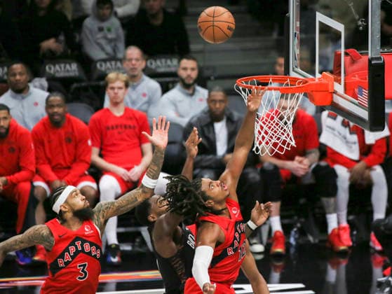 (251222) -- NEW YORK, Dec. 22, 2025 -- Collin Murray-Boyles (R) of Toronto Raptors competes during the 2025-2026 NBA, Basketball Herren, USA regular season game between Brooklyn Nets and Toronto Raptors in New York, the United States, Dec. 21, 2025. ) (SP)U.S.-NEW YORK-BASKETBALL-NBA-RAPTORS VS NETS ZhangxFengguo 
