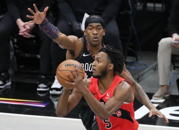 (251222) -- NEW YORK, Dec. 22, 2025 -- Immanuel Quickley (R) of Toronto Raptors competes during the 2025-2026 NBA, Basketball Herren, USA regular season game between Brooklyn Nets and Toronto Raptors in New York, the United States, Dec. 21, 2025. ) (SP)U.S.-NEW YORK-BASKETBALL-NBA-RAPTORS VS NETS ZhangxFengguo 