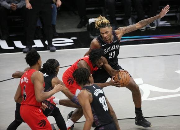 (251222) -- NEW YORK, Dec. 22, 2025 -- Noah Clowney (1st R) of Brooklyn Nets defends during the 2025-2026 NBA, Basketball Herren, USA regular season game between Brooklyn Nets and Toronto Raptors in New York, the United States, Dec. 21, 2025. ) (SP)U.S.-NEW YORK-BASKETBALL-NBA-RAPTORS VS NETS ZhangxFengguo 