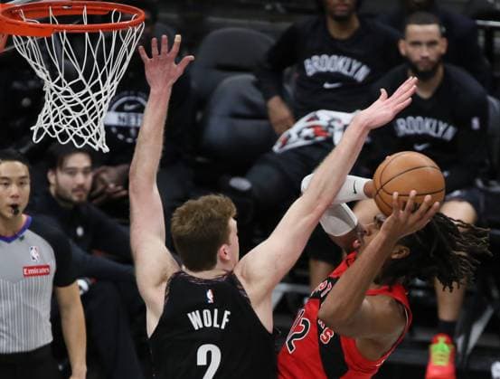 (251222) -- NEW YORK, Dec. 22, 2025 -- Collin Murray-Boyles (R) of Toronto Raptors goes for the basket during the 2025-2026 NBA, Basketball Herren, USA regular season game between Brooklyn Nets and Toronto Raptors in New York, the United States, Dec. 21, 2025. ) (SP)U.S.-NEW YORK-BASKETBALL-NBA-RAPTORS VS NETS ZhangxFengguo 