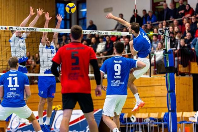 21 12 2025, GER, Volleyball, 2 BL Maenner Sued, Saison 2025 2026, Blue Volleys Gotha L E Volleys Dominik Duchac Blue Volleys Gotha , Paul Lohrisch L E Volleys Leipzig 99867 Gotha Sporthalle Sportanlage Ernesti Thüringen Germany