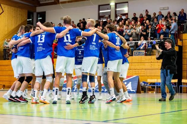 21 12 2025, GER, Volleyball, 2 BL Maenner Sued, Saison 2025 2026, Blue Volleys Gotha L E Volleys Exuberant jubilation at the team Blue Volleys Gotha after the 3 1 set victory against the L E Volleys Leipzig, with in the picture Ben Bierwisch Blue Volleys Gotha , Robert Werner Blue Volleys Gotha , Len Spankowski Blue Volleys Gotha , Christoph Assmann Blue Volleys Gotha , Hannes Krochmann Blue Volleys Gotha , Lauritz Jastrow Blue Volleys Gotha , Dominik Duchac Blue Volleys Gotha 99867 Gotha Sporthalle Sportanlage Ernesti Thüringen Germany